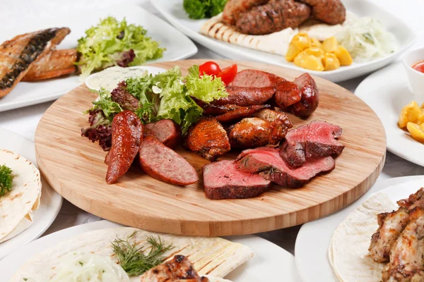 Carne com pratos de legumes — Fotografia de Stock