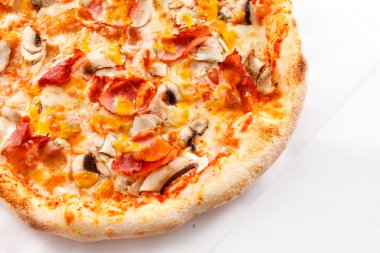 Mantar ve sebze pizza