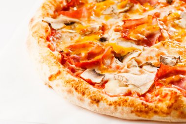 Mantar ve sebze pizza