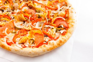 Biberli ve mantarlı pizza