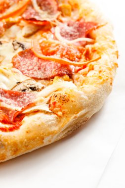 Sucuklu ve peynirli pizza