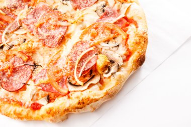 Sucuklu ve peynirli pizza