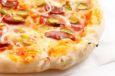 Pizza jambon ve salatalık turşusu