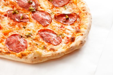 Sucuklu ve peynirli pizza