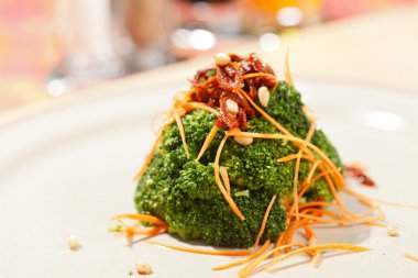 brokoli, havuç ve kurutulmuş domates ile