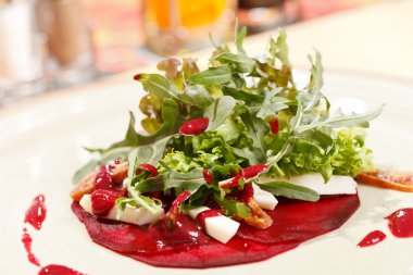 Salad with beet and arugula