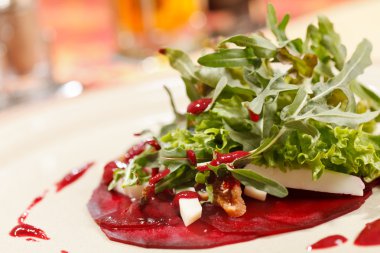 Salad with beet and arugula