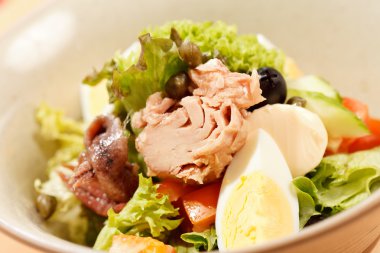 Ton balıklı ve sebzeli salata