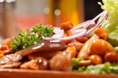 Salamura mantar, soğan ve salata yaprakları