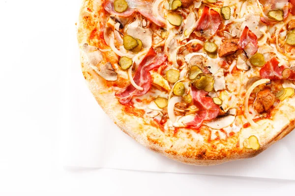 Pizza mit eingelegten Gurken und Fleisch — Stockfoto