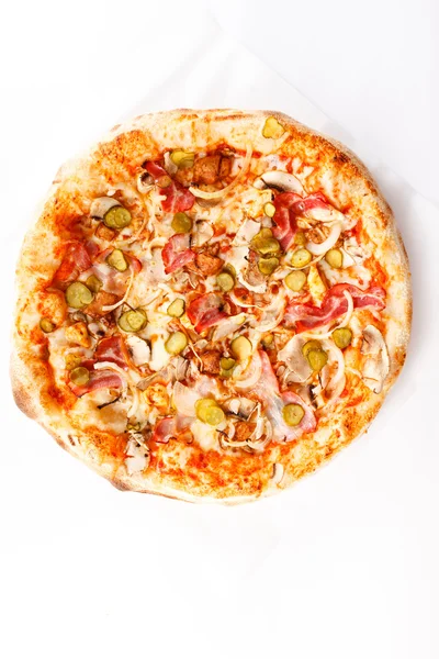 Пицца с маринованными огурцами и мясом — стоковое фото