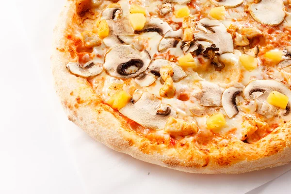 Pizza med champinjoner och ananas — Stockfoto