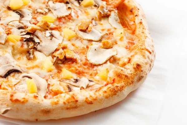Pizza met paddestoelen en ananas — Stockfoto