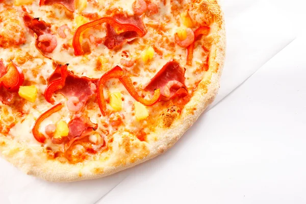 Pizza met ananas en paprika — Stockfoto