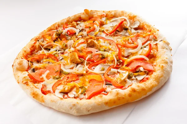 Pizza com pepperoni e cogumelos — Fotografia de Stock