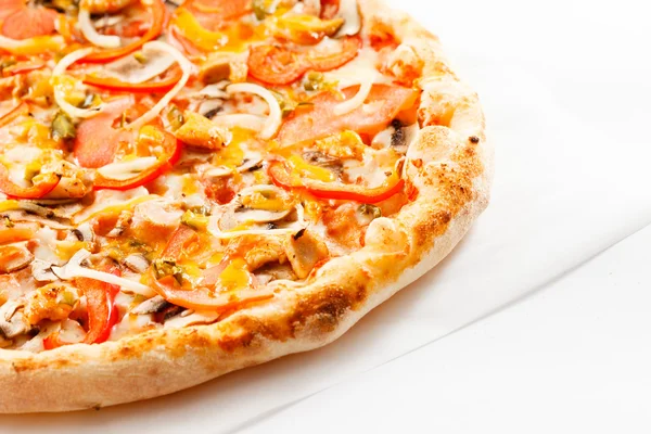 Pizza with pepperoni and tomatoes — Stock Photo, Image