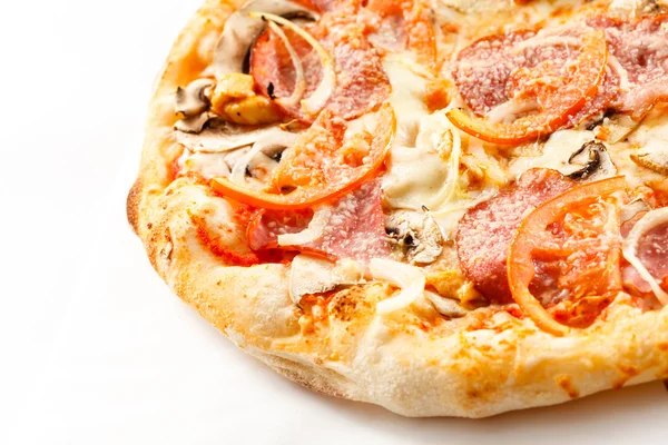 Pizza med pepperoni och tomater — Stockfoto