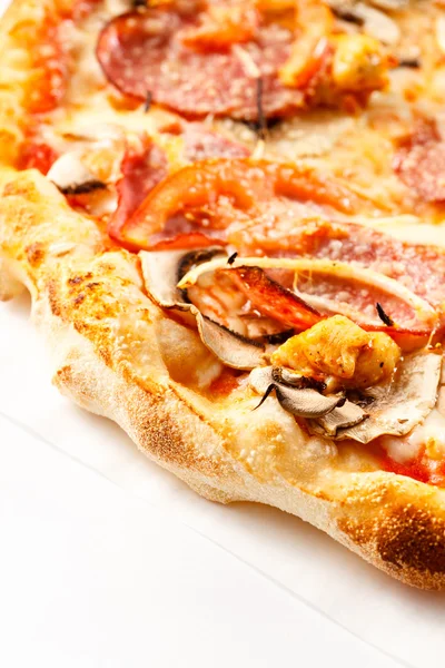 Pizza with pepperoni and mushrooms — Stock Photo, Image