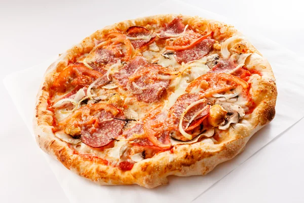 Pizza con peperoni e formaggio — Foto Stock