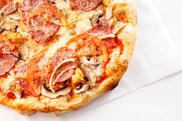 Sucuklu ve peynirli pizza — Stok fotoğraf