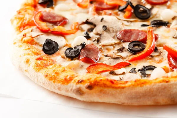 Pizza mit Würstchen und Paprika — Stockfoto