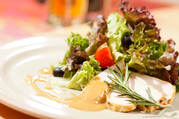 Ensalada con pollo en plato —  Fotos de Stock