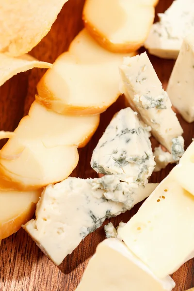 Ahşap tahta üzerinde peynir meze — Stok fotoğraf