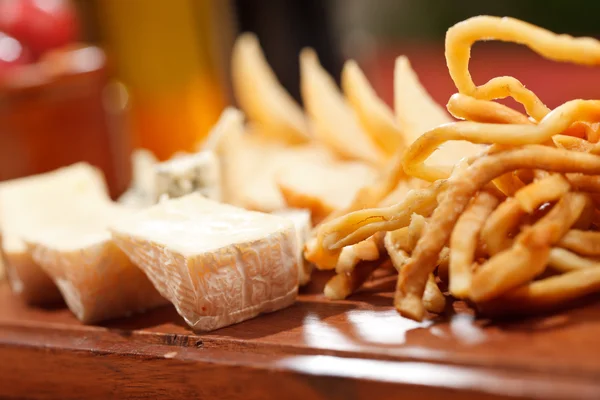 Aperitivo de queso sobre tabla de madera — Foto de Stock