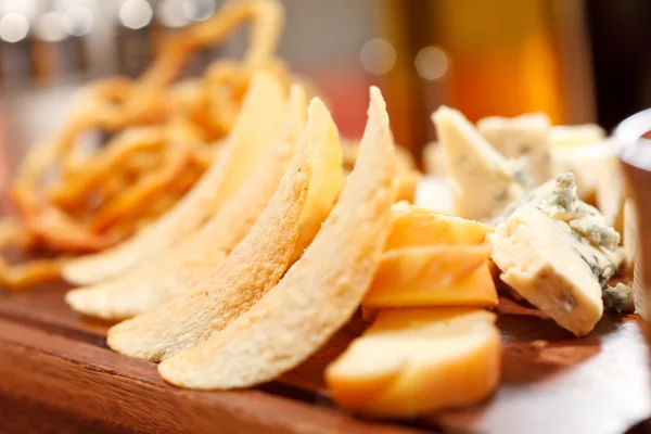 Aperitivo de queso sobre tabla de madera —  Fotos de Stock