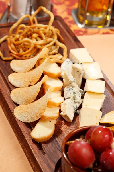 Aperitivo de queso sobre tabla de madera — Foto de Stock