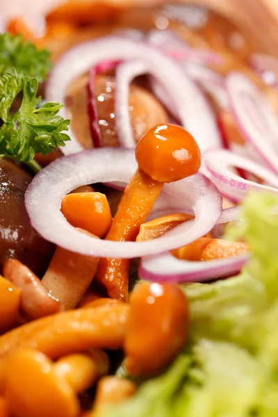 Pickled mushrooms, onion and salad leaves — Stock Photo, Image