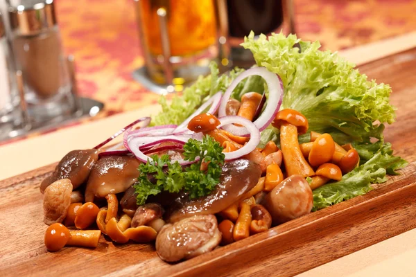 Pickled mushrooms, onion and salad leaves — Stock Photo, Image