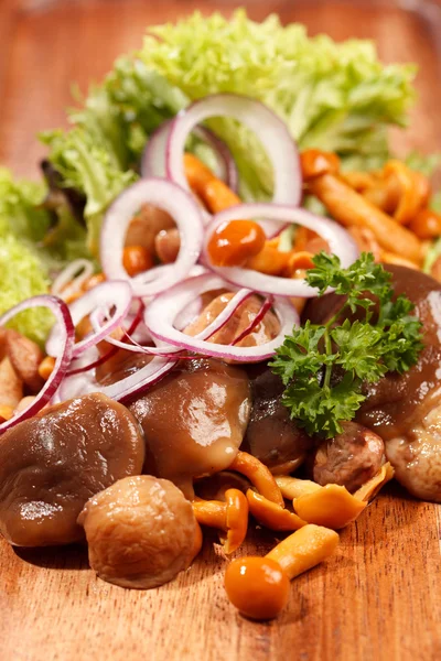 Pickled mushrooms, onion and salad leaves — Stock Photo, Image