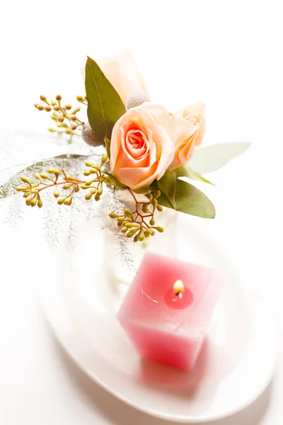 Rose e candela rosa — Foto Stock