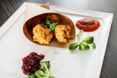 Camembert kızılcık sosu ile