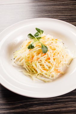 Lahana salatası plaka üzerinde