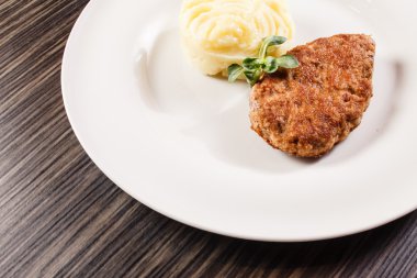 Pirzola ile patates püresi