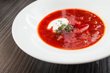 Ekşi kremalı pancar çorbası.