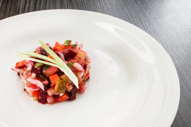 Pancar salatası plaka üzerinde