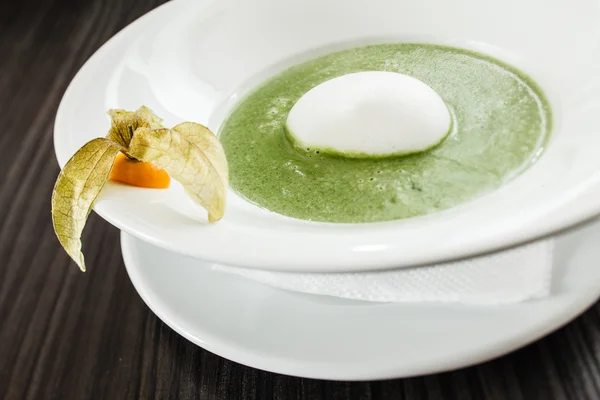 卵入りのグリーン クリーム スープ — ストック写真