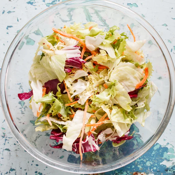 Zdravý salát s hlávkovým salátem — Stock fotografie