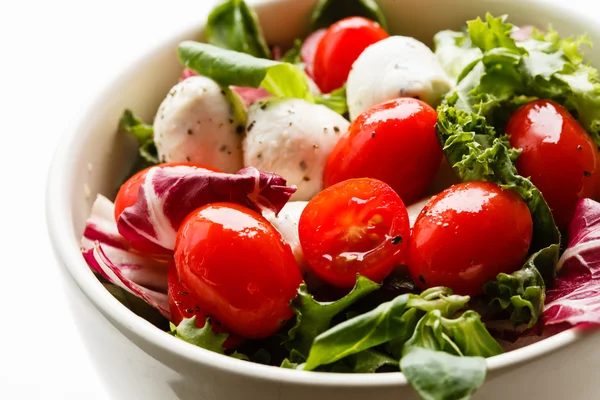 Italiensk sallad på tallrik — Stockfoto