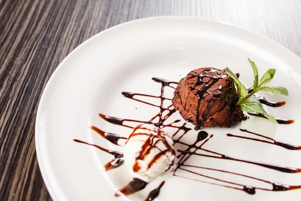 Csokoládé desszert fagylalttal — Stock Fotó