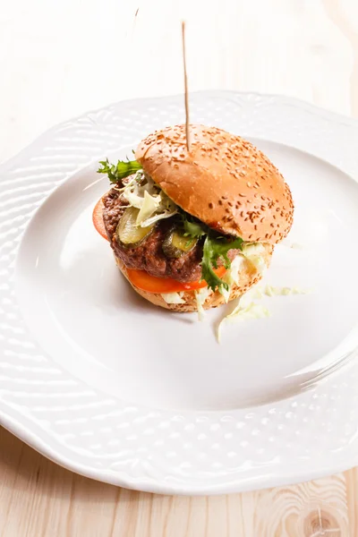 Hamburger savoureux avec du bœuf — Photo