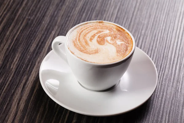 Kopp cappuccino på tefat — Stockfoto