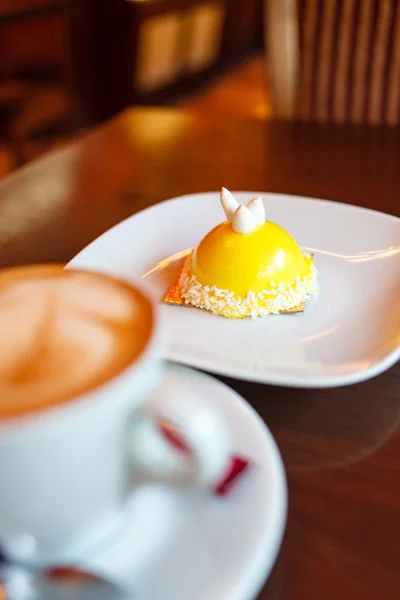 Café avec gâteau savoureux — Photo
