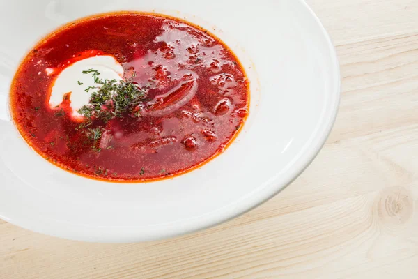 Zuppa di barbabietole con panna acida — Foto Stock