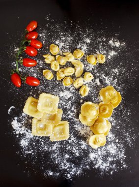 Ravioli, domates ve peynir