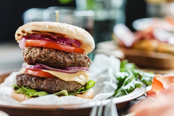 Leckere Burger mit Rindfleisch — Stockfoto