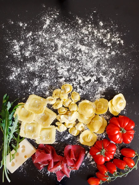 Ravioli, pomodori, peperoni e formaggi — Foto Stock